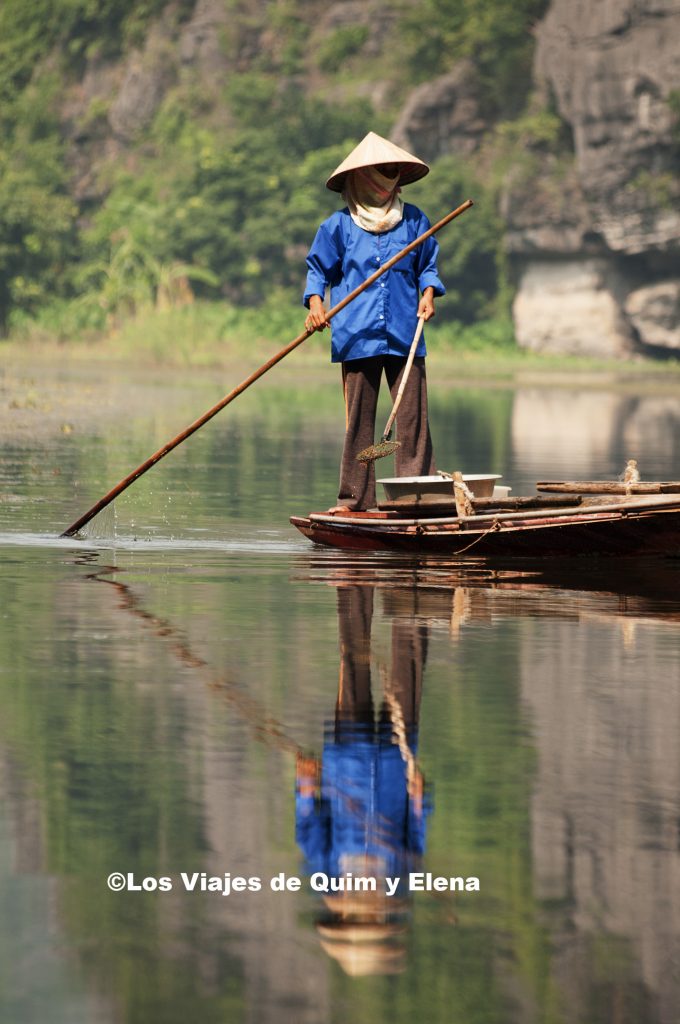Hombre en Tam Coc camino de Cao Bang