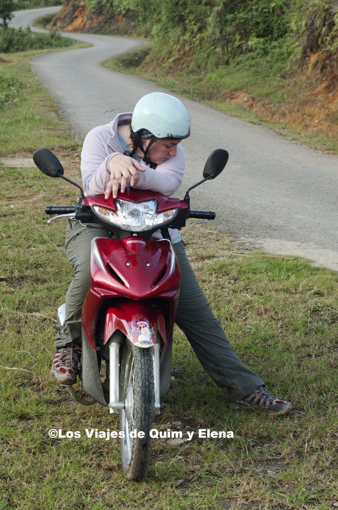 Elena en una moto de alquiler camino de Cao Bang