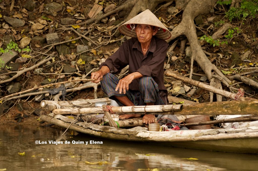 Hombre pescando en Kenh Ga