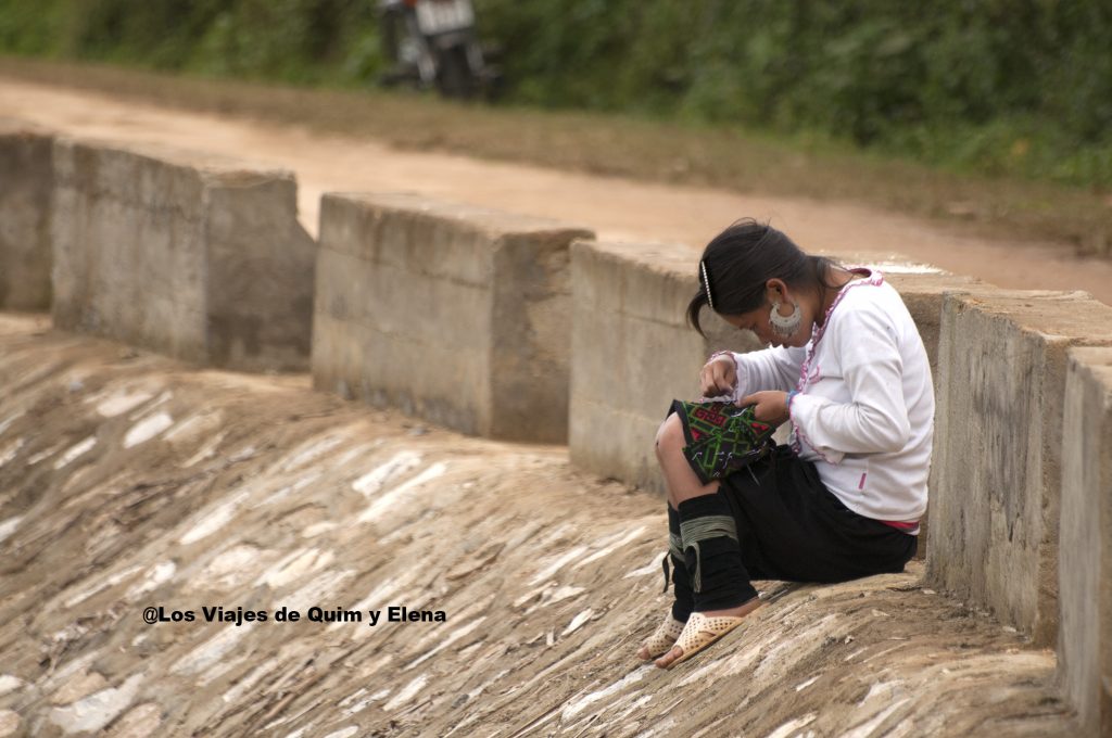 Hmong negra cosiendo