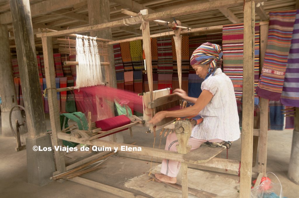 Mujer trabajando en un telar en Mai Chau