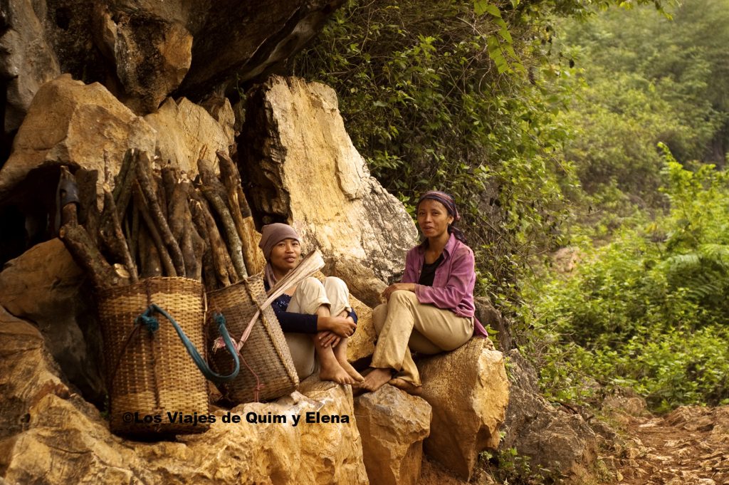 Mujeres transportando madera en Lac