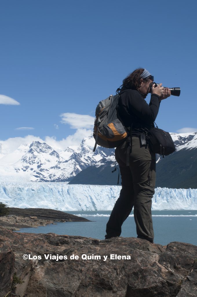 Elena haciendo fotos en el Perito Moreno
