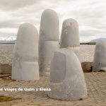 Monumento de la mano en Puerto Natales