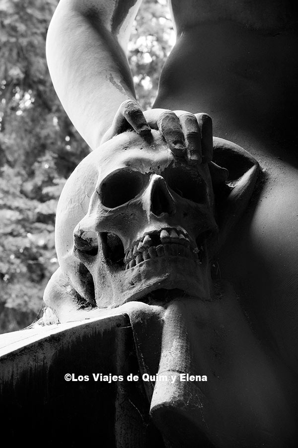 Mano sobre una calavera en el cementerio de Staglieno