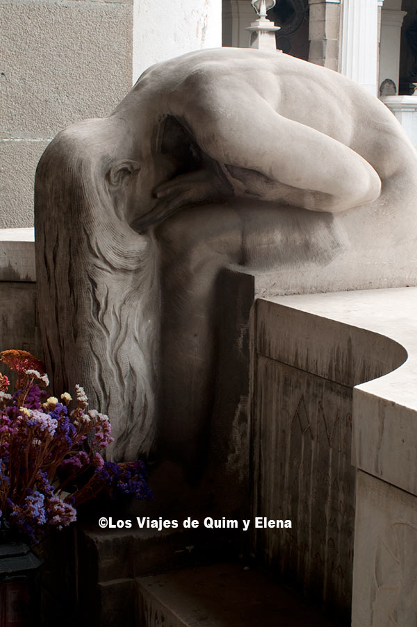 Escultura en el cementerio de staglieno