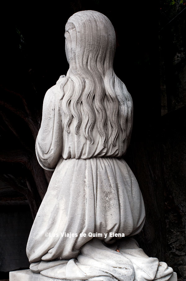 Mujer de espaldas en el cementerio de Genova