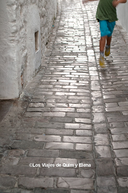 Niño corriendo en Tarifa