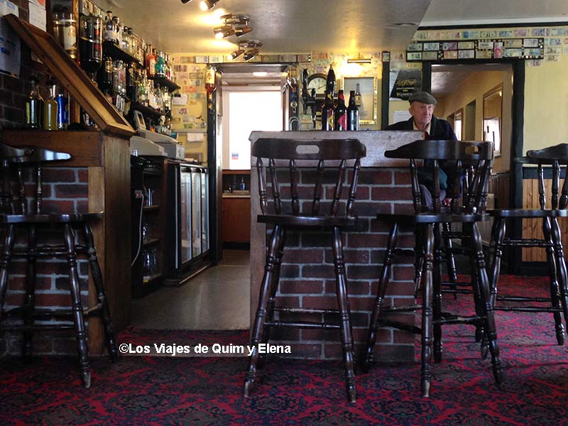 Disfrutando de la mañana en un Pub en Strathcarron