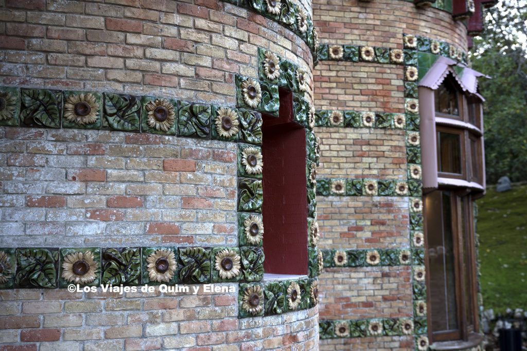 Los girasoles están por toda la fachada en Comillas