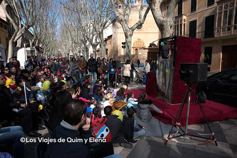 Disfrutando de las marionetas en Carnaval en Mallorca