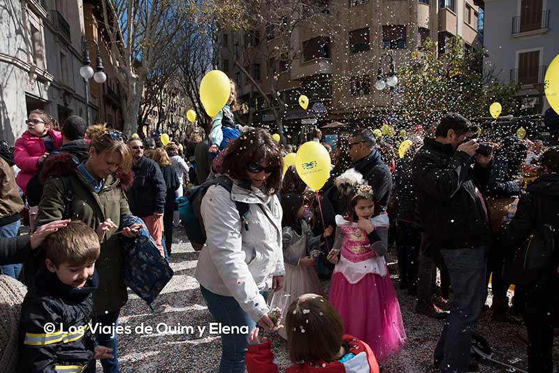 ¡Confeti por un tubo! en la fiesta del Carnaval en Mallorca
