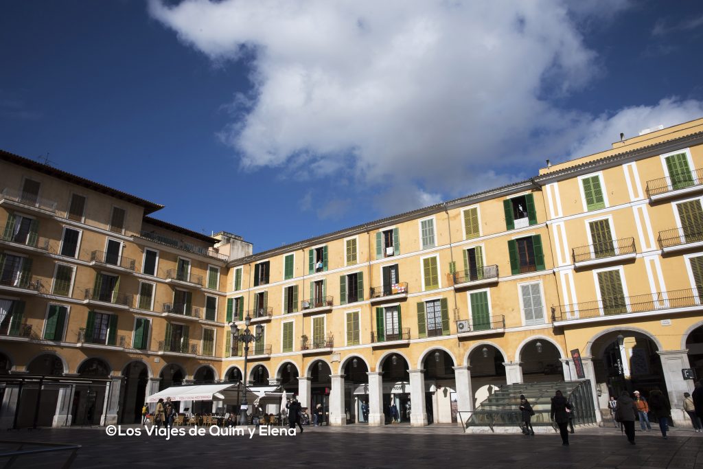 Y salió el sol, plaza Mayor en nuestra escapada de 4 días a Mallorca