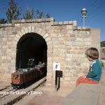 Éric disfrutando de los trenes para niños