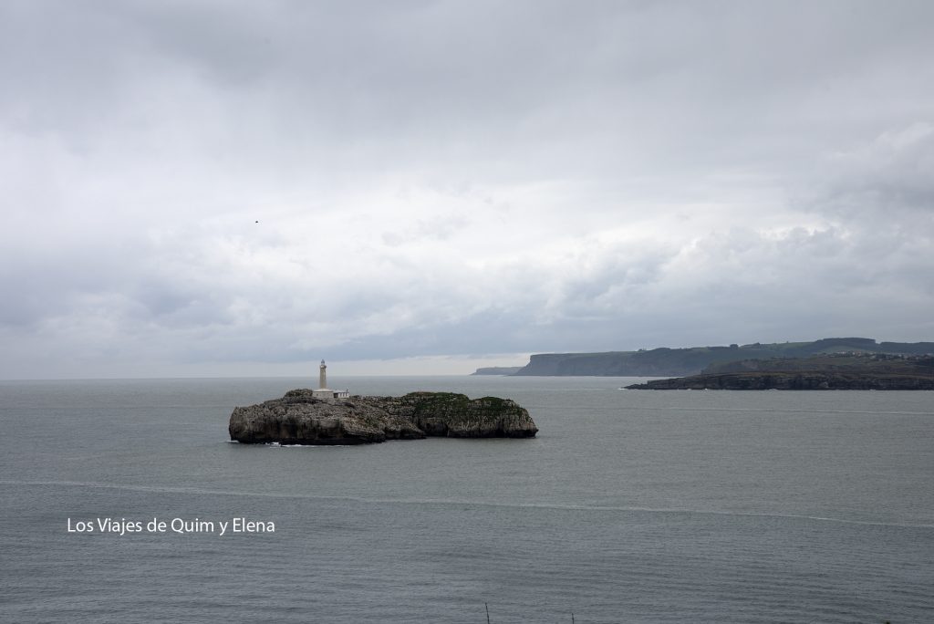 El Faro en la isla de Mouro cerca del Palacio de la Magdalena