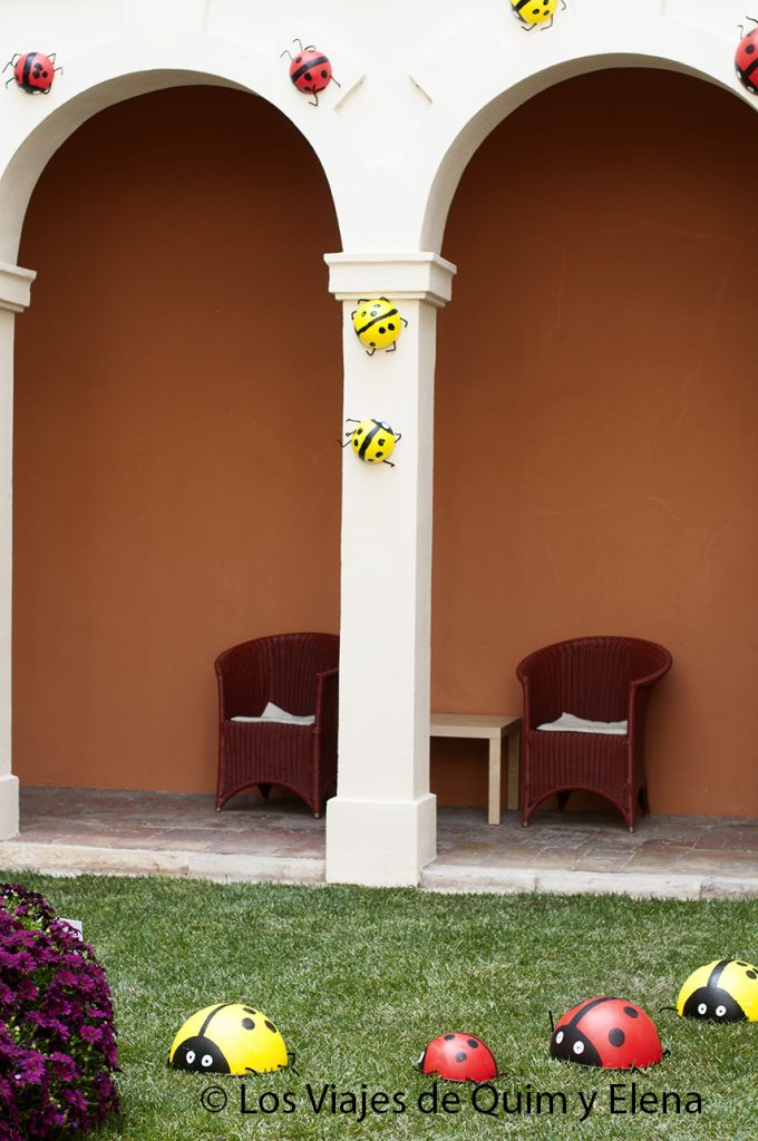 En cualquier rincón hay exposiciones de flores