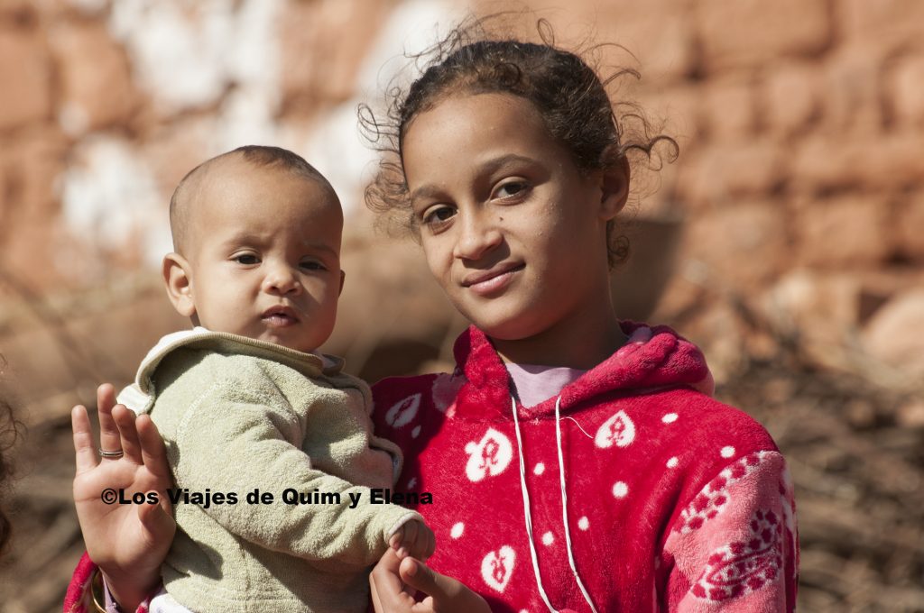 Niña con su hermano en Taferiat de Marrakech a Ouarzazate