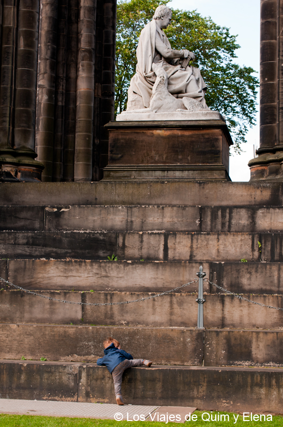 Éric intentando subir al monumento a Scott al visitar Edimburgo