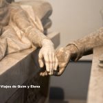 Las manos de los Amantes de Teruel a punto de tocarse