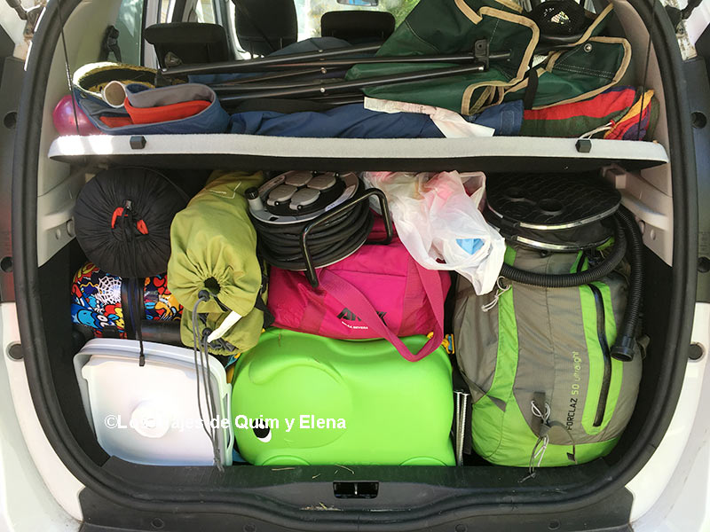 El coche cargado para ir de camping con niños