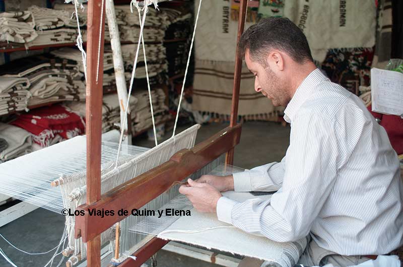 Trabajando en el telar
