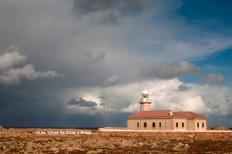 Faro de Punta Nati con la lluvia de Menorca acechando