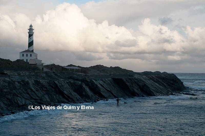 Faro del Cap de Favaritx con lluvia en Menorca