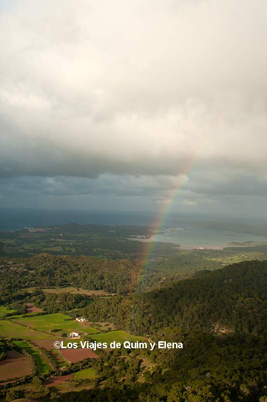 Arco iris desde el Toro con la lluvia en Menorca de fondo