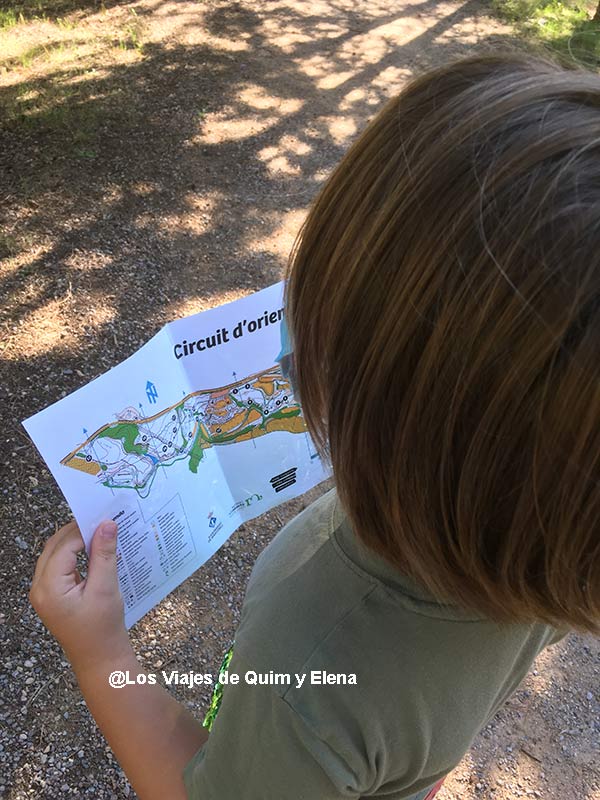 Éric buscando en un mapa de orientación