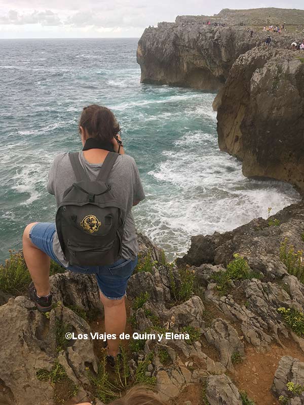 Elena haciendo fotografía de viaje