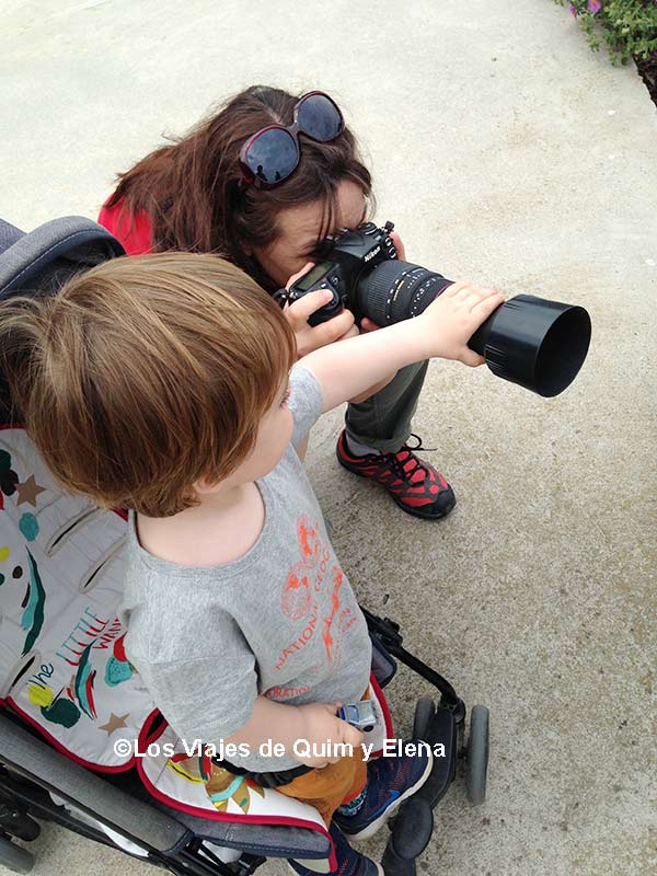 Éric ayudando a Elena en los Consejos para hacer fotografías de Viajes