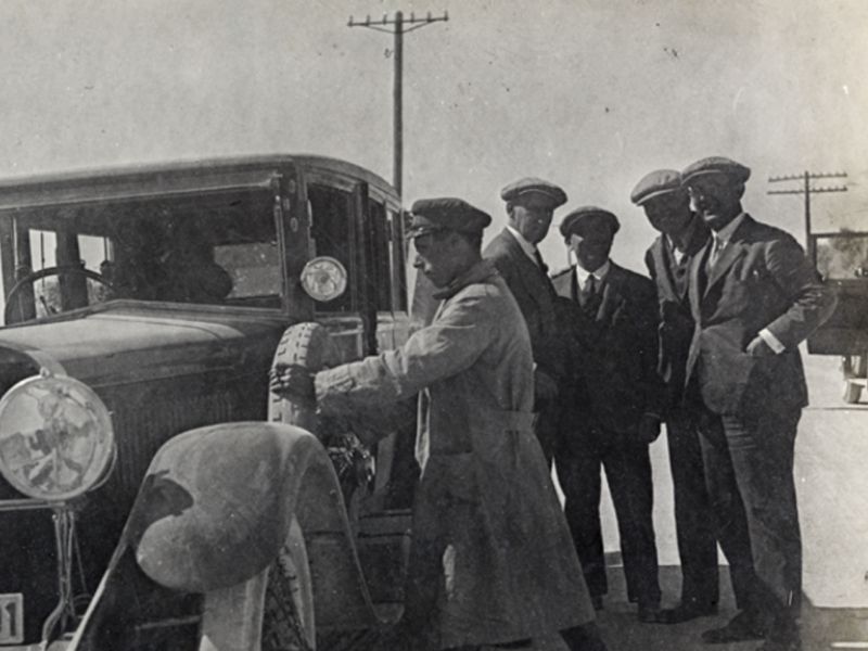 Fotografia del viaje con F. Folguera, X. Nogués, R. Reventós i M. Utrillo (1927). Autor desconocido / AFB