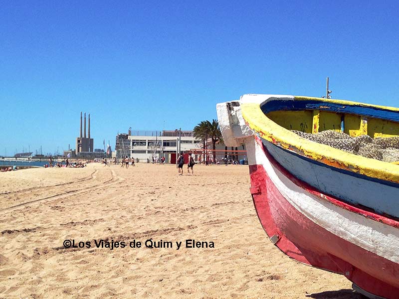 Barca de pescador en La playa en Badalona