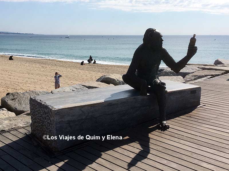 Estatua del Mono del Anís de Badalona en que ver en Badalona