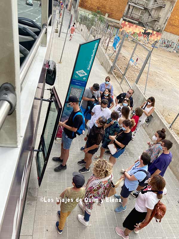 Pasajeros esperando subir a bordo de la Ruta Azul del Bus Turístic