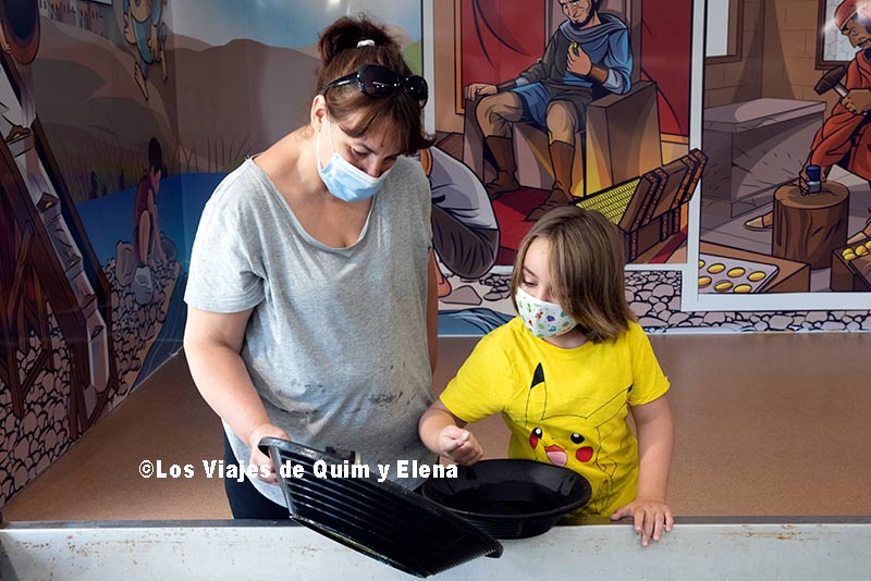 Elena y Éric buscando oro