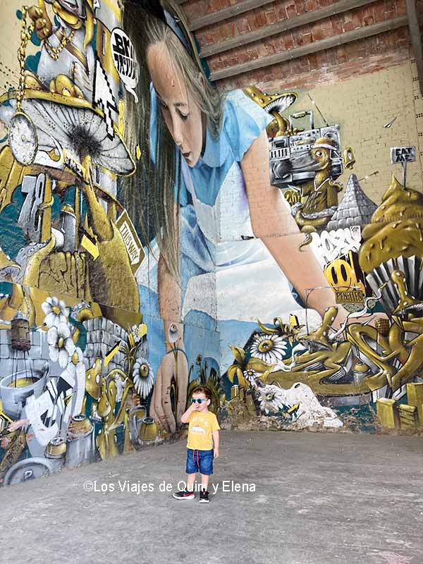Álex junto a la obra de BK FOXX / ZESO WF