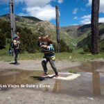 Éric jugando de camino al Mirador del Roc del Quer en Canillo en Andorra
