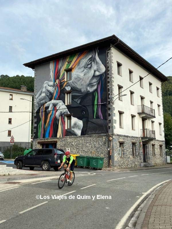 Mural en la entrada de Leiza