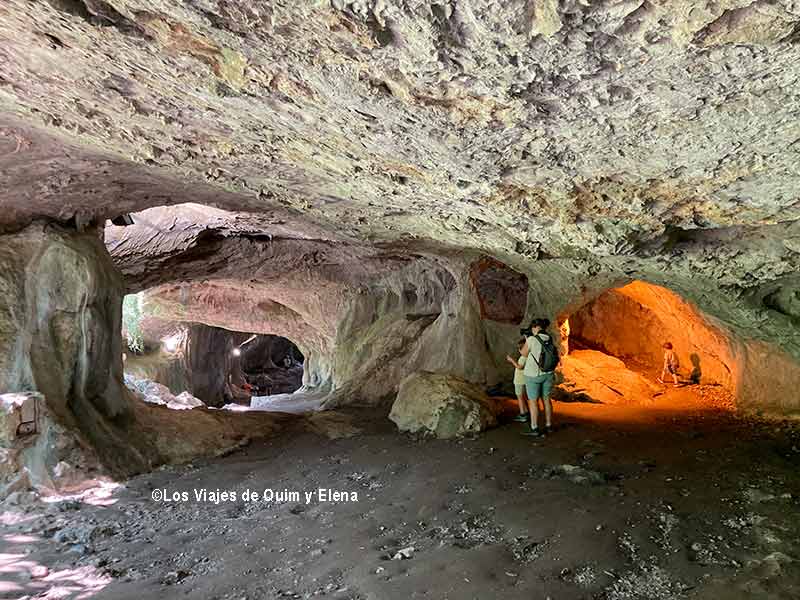 La cueva de Zugarramurdi que hay sobre la principal