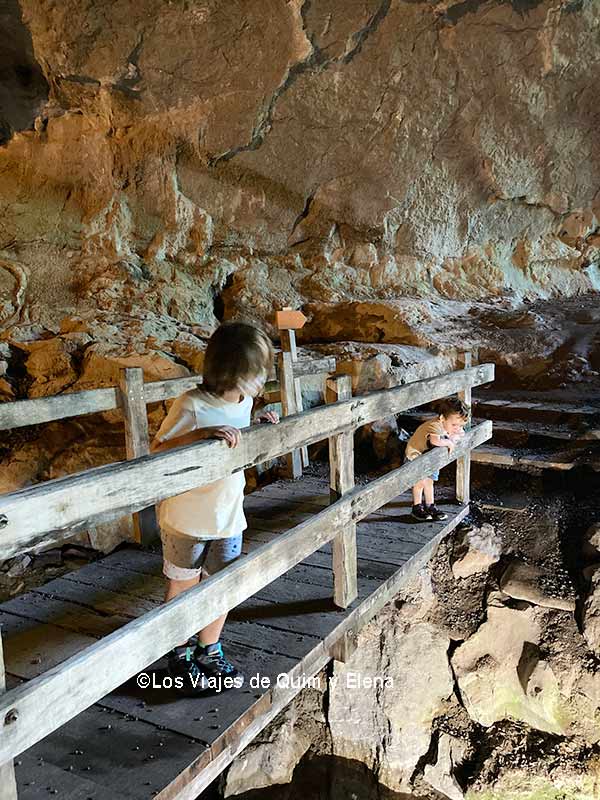 Éric y Álex en las Cuevas de Zugarramurdi