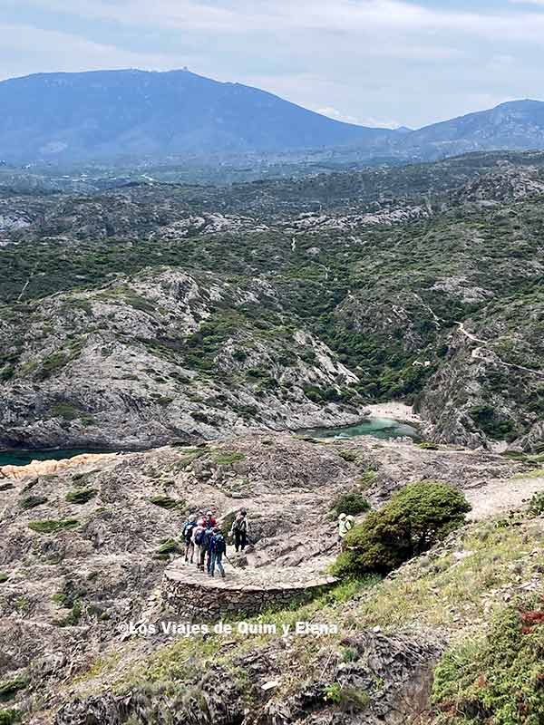 Excursionistas haciendo una ruta