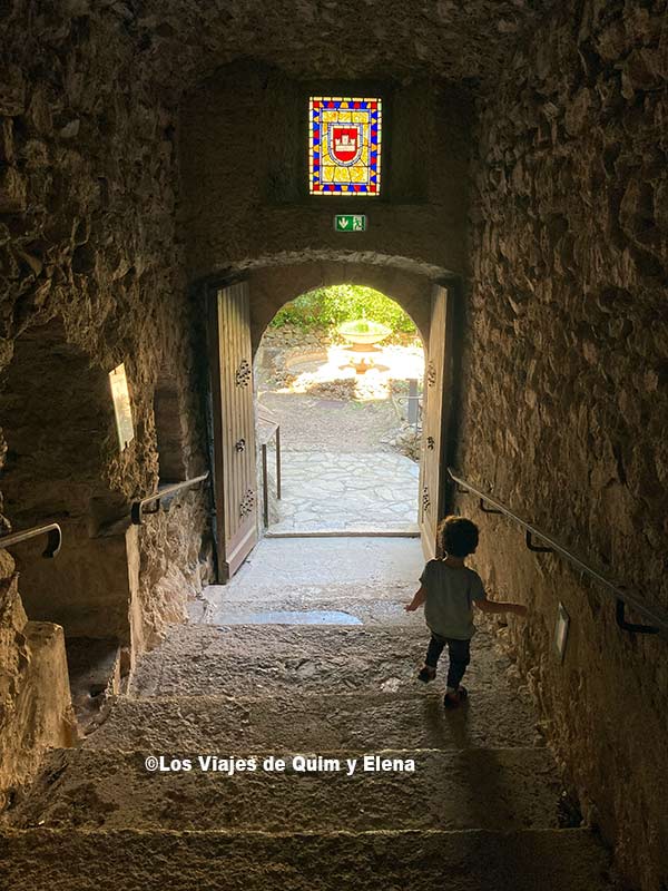 Álex explorando el Castillo de Castelnou