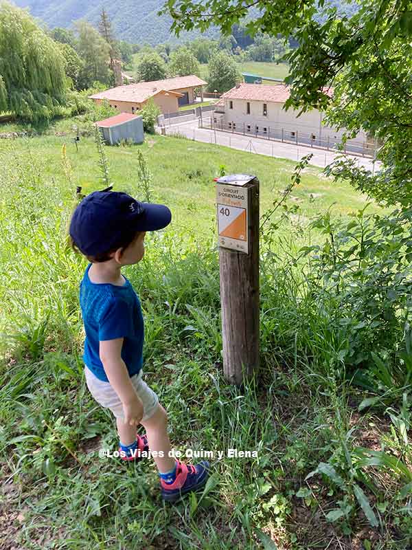 Álex viendo un hito del circuito de orientación