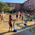 Parque con chorros de agua en La Llagosta, Barcelona en julio