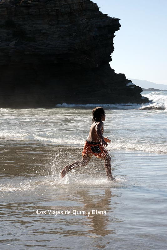Éric jugando con el agua