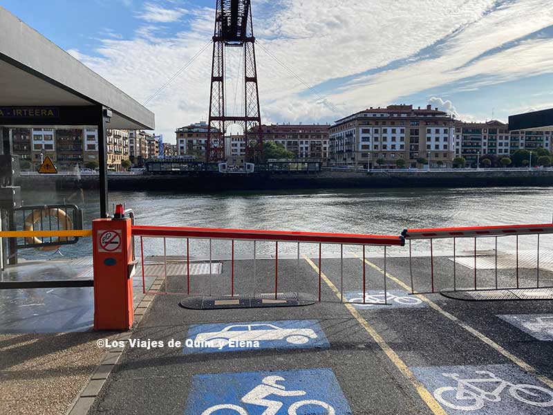 Acceso para vehículos del puente colgante