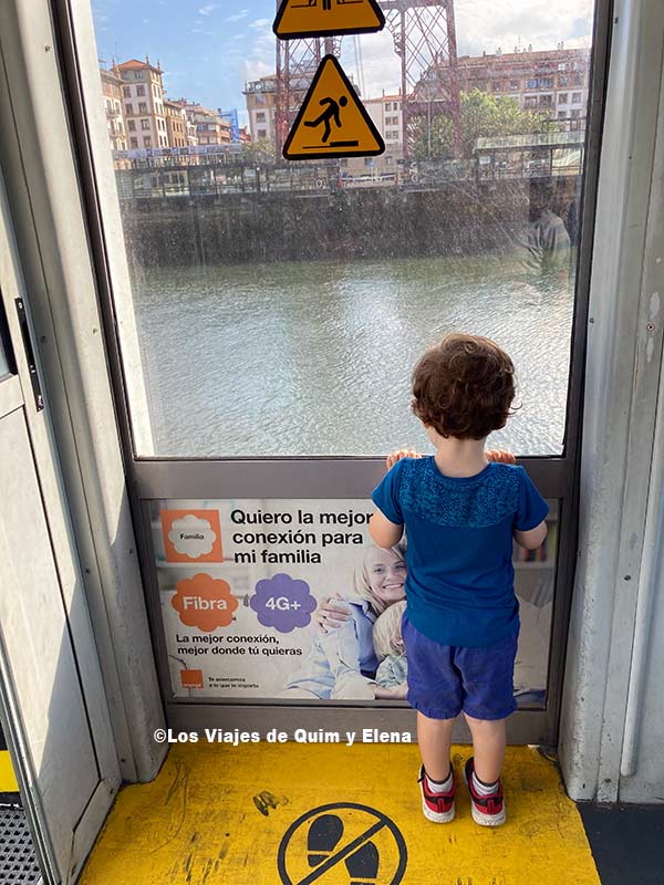 Álex mientras pasamos con la barquilla en el puente colgante Bilbao