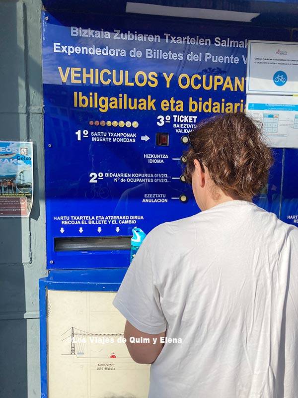 Elena sacando los billetes para cruzar