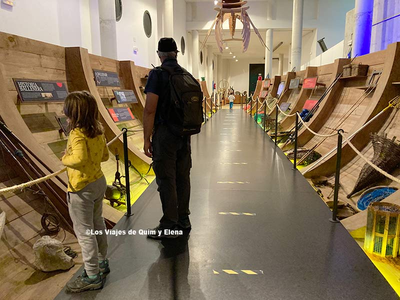 Recorriendo la exposición Historias del mar en Puerto de Vega